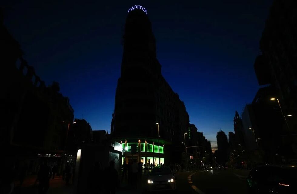 Apagón en España: las imágenes del caos generalizado y la alegría por la vuelta de la luz