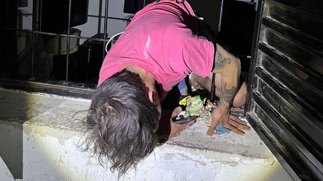 El video con el rescate del ladrón que quedó atrapado en una ventana.