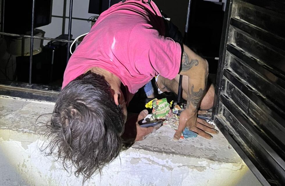 Intentó robar una casa y quedó entre las rejas de la ventana: las imágenes del rescate en Córdoba