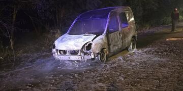 Se incendió por completo un automóvil en Villa Concepción de El Tío