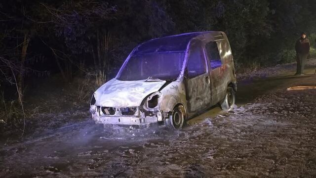 Se incendió por completo un automóvil en Villa Concepción de El Tío