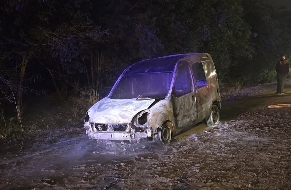 Villa Concepción del Tío: un vehículo quedó totalmente destruido tras un incendio