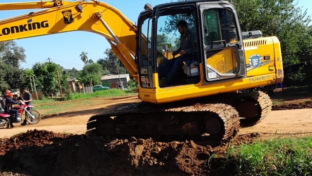 Realizan trabajos para colocación de caños pluviales en Puerto Iguazú.
