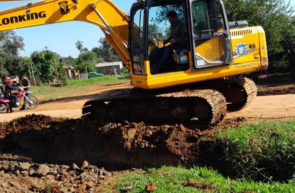 Realizan trabajos para colocación de caños pluviales en Puerto Iguazú