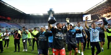 Racing festejó en los penales ante Villa Mitre, es el campeón del Federal A y ascendió a la Primera Nacional. Este sábado, Instituto va por la Gloria (Javier Ferreyra / Enviado Especial).