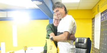 La simpatizante auriazul intercambió piropos con una de las estrellas del equipo.