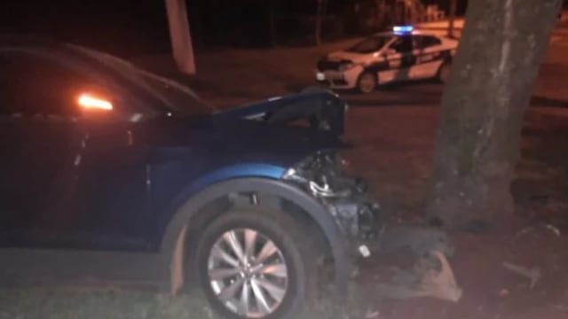 Montecarlo: un automóvil perdió el control y colisionó contra un árbol.