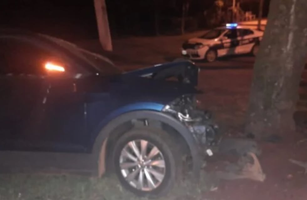 Montecarlo: un automóvil perdió el control y colisionó contra un árbol