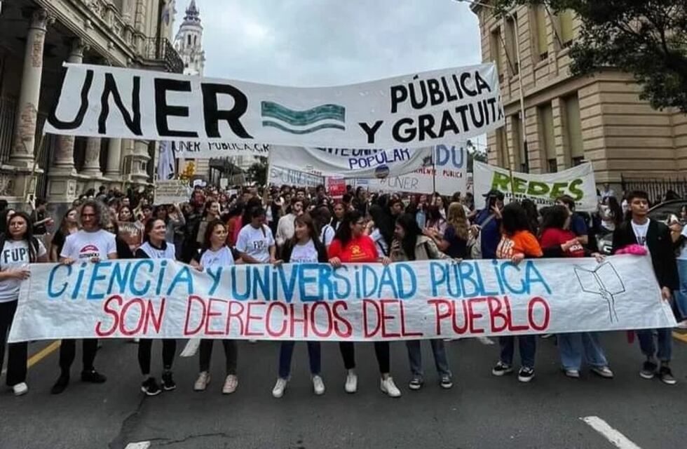 La marcha en Defensa por la Universidad Pública se replicó en Paraná de forma masiva