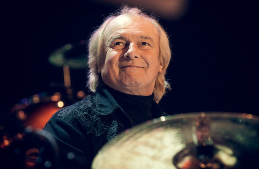 Murió Alan White, el baterista de la banda Yes