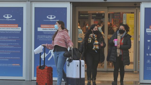 Arribo de pasajeros en el Aeropuerto Internacional de Ezeiza.