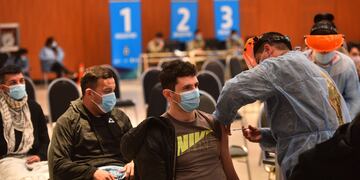 La campaña de vacunación sigue a buen ritmo y con cada vez más jóvenes (La Voz). 
(Pedro Castillo/La Voz)