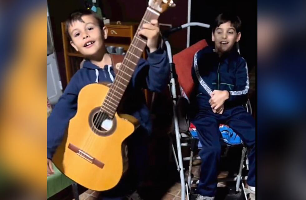Pequeño santafesino cantó junto a su amigo con discapacidad: demostraron que para la amistad y la música no hay barreras