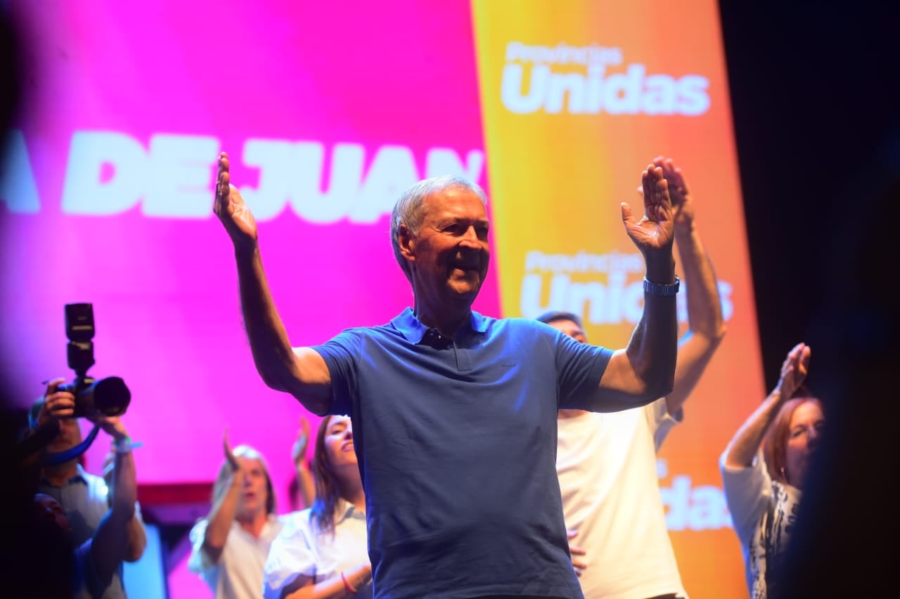 Juan Schiaretti junto a Martín Llaryora en el cierre de campaña de Provincias Unidas, en la Plaza de la Música. (Javier Ferreyra/La Voz)