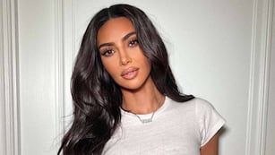 Kim Kardashian utilizó una microbikini que brilla en la oscuridad.