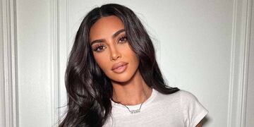 Kim Kardashian utilizó una microbikini que brilla en la oscuridad.