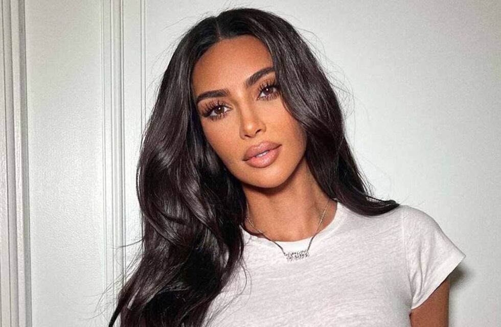 La nueva tendencia que lució Kim Kardashian: microbikini que brilla en la oscuridad