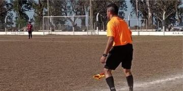 El asistente Sergio Arrieta le dio sus botines a un jugador de las inferiores de Aldao y terminó el partido dirigiendo en medias