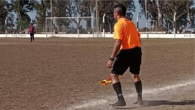 El asistente Sergio Arrieta le dio sus botines a un jugador de las inferiores de Aldao y terminó el partido dirigiendo en medias