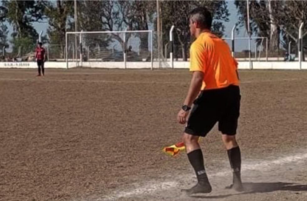 Un árbitro le prestó los botines a un chico de inferiores en Rafaela