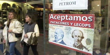 Los Patacones y las Lecops fueron algunas de las cuasimonedas que implementaron los gobiernos del país para hacerle frente a la crisis económica que azotó al país en 2001 FOTO: CLAUDIO GUTIERREZ / LOS ANDES