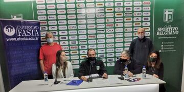 Arostegui junto a autoridades de la Universidad FASTA