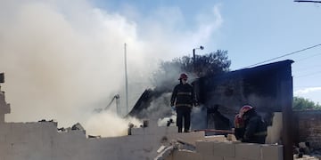 Desastre. Intenso fue el trabajo de los efectivos de la Dirección Bomberos de Córdoba en el predio de la Aduana. (Policía)