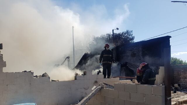 Desastre. Intenso fue el trabajo de los efectivos de la Dirección Bomberos de Córdoba en el predio de la Aduana. (Policía)