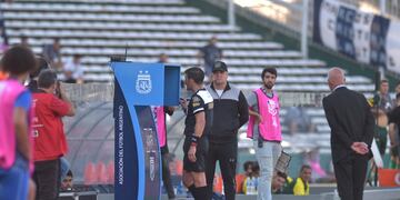 Andrés Merlos revisó la jugada del penal en el VAR y lo anuló. Podría haber sido el tercero para Defensa y Justicia ante Talleres.