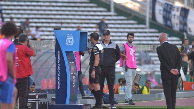 Andrés Merlos revisó la jugada del penal en el VAR y lo anuló. Podría haber sido el tercero para Defensa y Justicia ante Talleres.