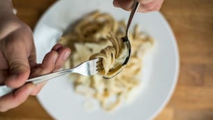 Rápida y fácil: la receta imperdible de espaguetis a la Carbonara para sorprender en una fecha especial.