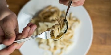 Rápida y fácil: la receta imperdible de espaguetis a la Carbonara para sorprender en una fecha especial.