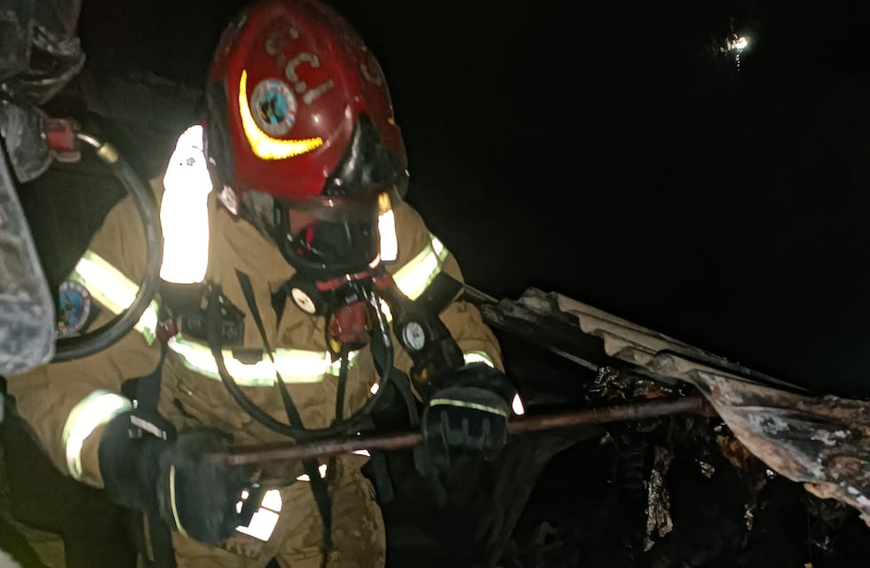 Una mujer sufrió quemaduras en un incendio que destruyó parte de una casa en Córdoba