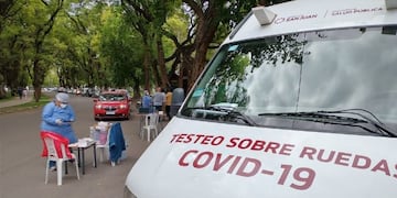 En Parque de Mayo volvió a funcionar desde hoy el Motor Test que permite hisoparse desde arriba del auto. Desde esta mañana se formó una larga cola de vehículos. Gentileza Tiempo