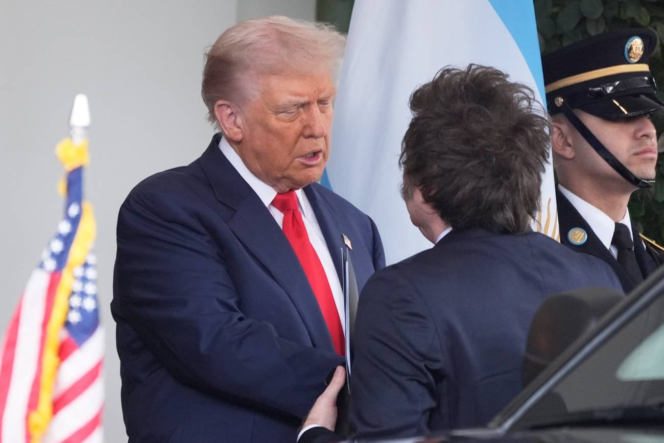 Estados Unidos. El presidente Donald Trump recibe a Javier Milei en la Casa Blanca. (AP / Mark Schiefelbein)