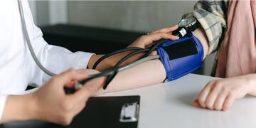 La hipertensión arterial (HTA) es el factor de riesgo cardiovascular más frecuente y afecta a 1 de cada 3 personas adultas. (Pexels)