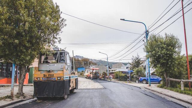 Se colocaron 300 toneladas de asfalto caliente.