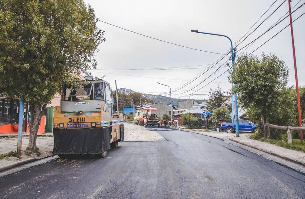 Ushuaia: Se colocaron 300 toneladas de asfalto en calle Eva Perón