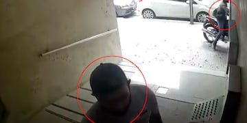 Los dos asaltantes quedaron registrados en la cámara de seguridad, pero no hay detenidos ni pistas de su paradero (foto, Eldoce.TV)