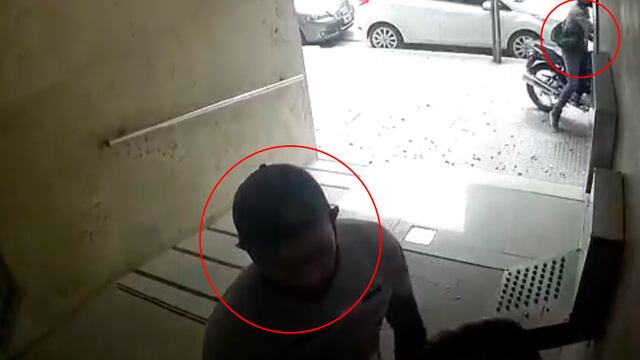 Los dos asaltantes quedaron registrados en la cámara de seguridad, pero no hay detenidos ni pistas de su paradero (foto, Eldoce.TV)