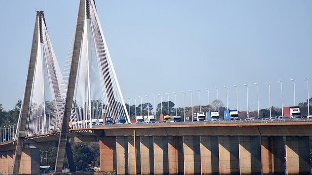 Convoy de camiones con cigarrillos ilegales fue interceptado en el puente San Roque González de Santa Cruz. Imagen de archivo.