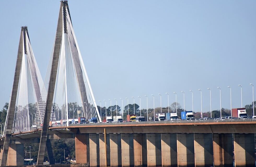 Convoy de camiones con cigarrillos ilegales fue interceptado en el puente San Roque González de Santa Cruz