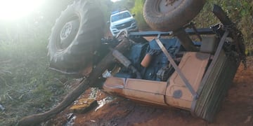 Accidente vial en Puerto Esperanza: un joven falleció aplastado por el tractor que conducía.