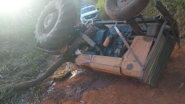 Accidente vial en Puerto Esperanza: un joven falleció aplastado por el tractor que conducía.