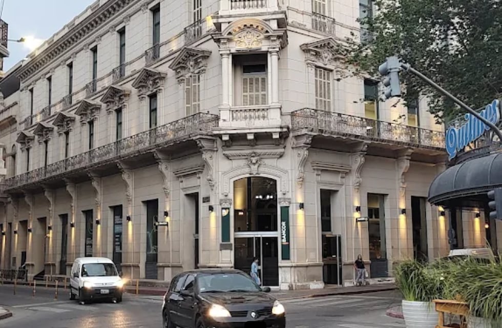 Relato salvaje en Córdoba: destrozó una moto y un teléfono en un banco