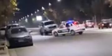 El patrullero quiso detener la marcha de la Toyota Hilux, pero ésta lo esquivó y continuó a toda velocidad.
