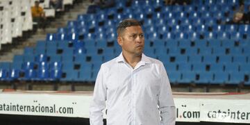 El Traductor. Diego Flores, DT del Tomba, rinde examen todos los partidos. / José Gutiérrez / Los Andes.