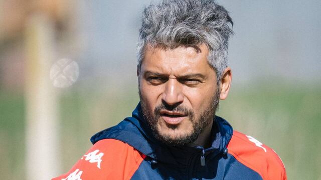 El exarquero dirigió su primera práctica con el buzo tatengue tras el viaje desde su país natal.