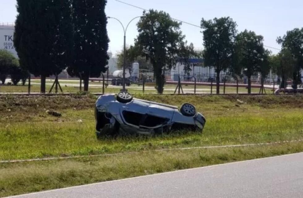 Viajaban siete en un auto, chocaron y dieron varios tumbos en Córdoba: falleció la conductora