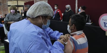 El Ministerio de Salud informó que 2.391.486 personas recibieron al menos la primera vacuna contra el COVID-19.